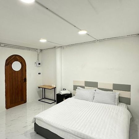 Megun 10 L Bangkok Exterior foto